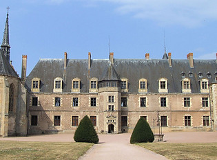 La façade côté parc du château de La Palice