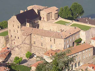 Façade du château de Tournon - Famille de Chabannes