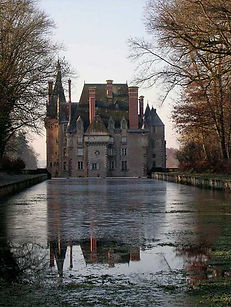 Façade est du château d'Avrilly - Famille de Chabannes